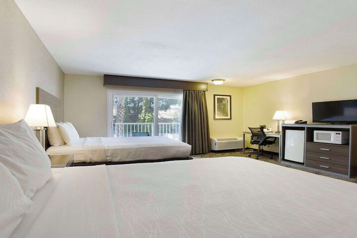 1 Queen Bed Desk Microwave and Refrigerator WiFi Full Breakfast (5 of 21)