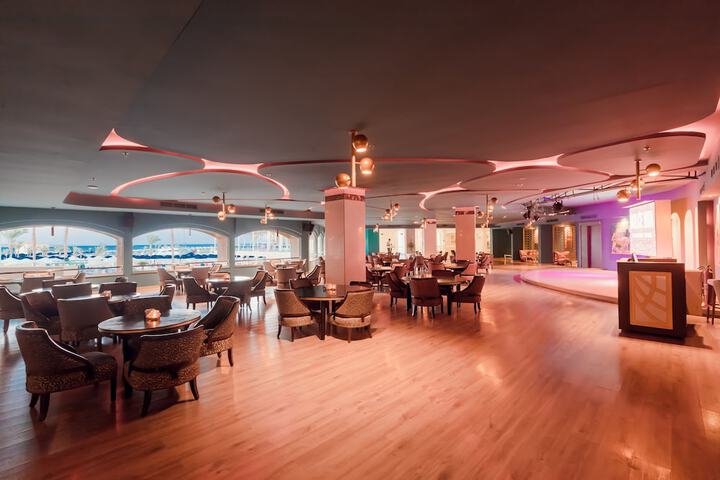 Lounge 157 of 220