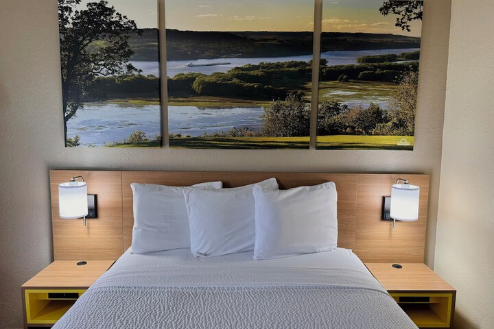 1 Queen Bed (16 of 23)
