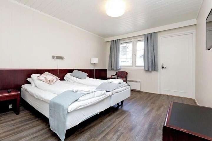 Room 4 of 17