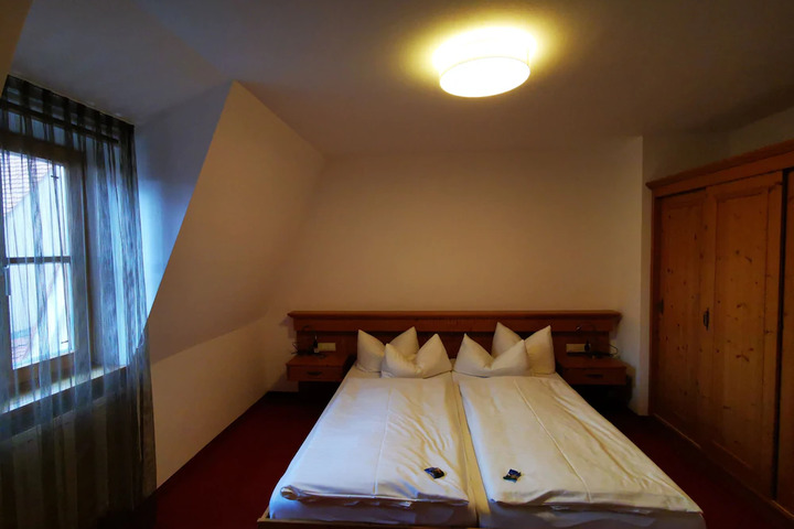 Room 5 of 10