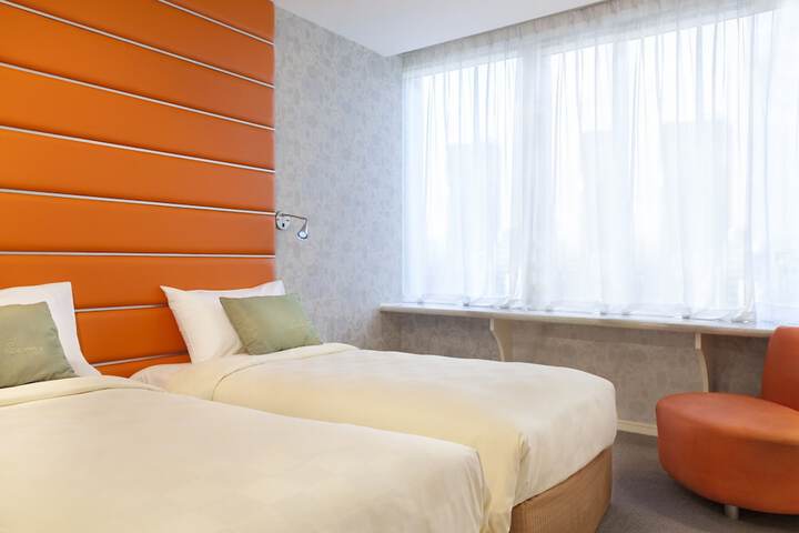 Room 6 of 24