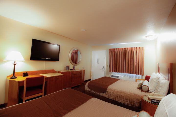 1 Queen Bed (11 of 16)