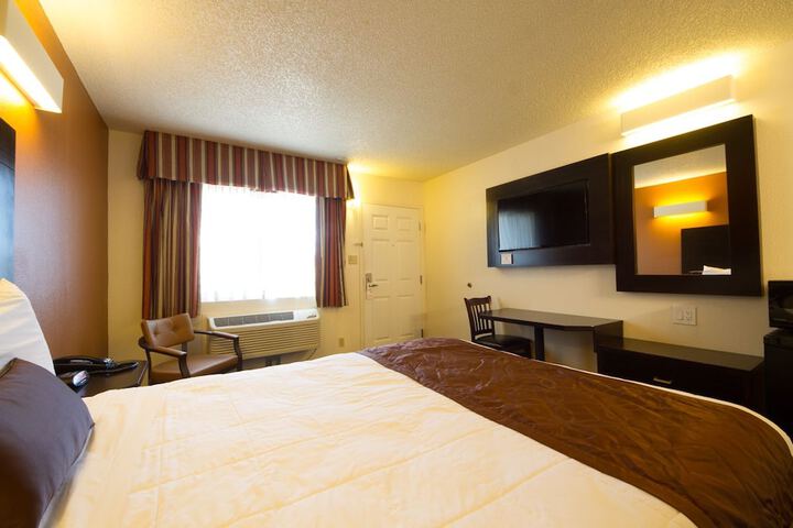 1 Queen Bed (7 of 14)