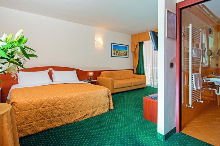 Room 14 of 62
