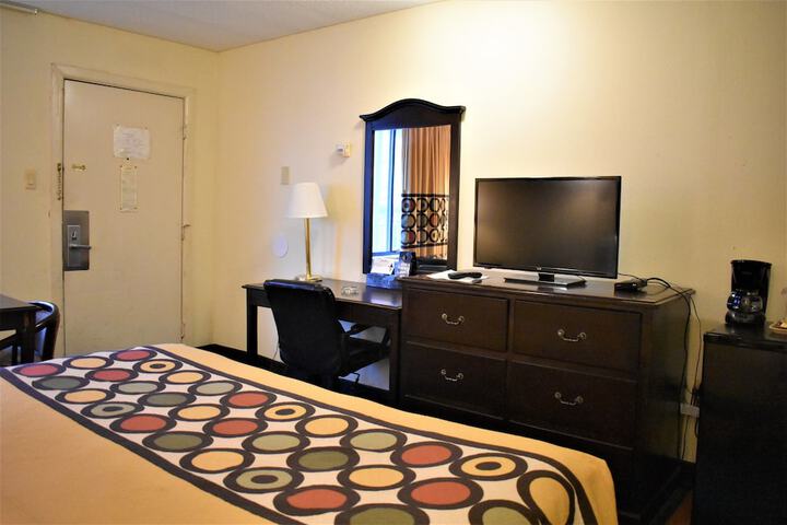 1 King Bed (3 of 7)