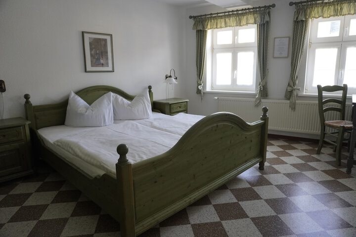 Room 5 of 10