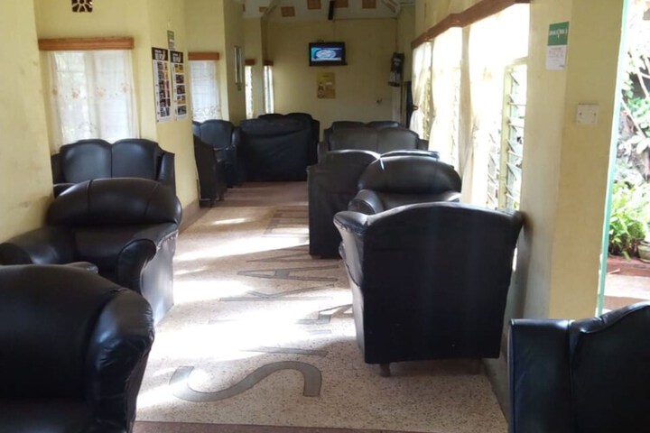 Lounge 7 of 9