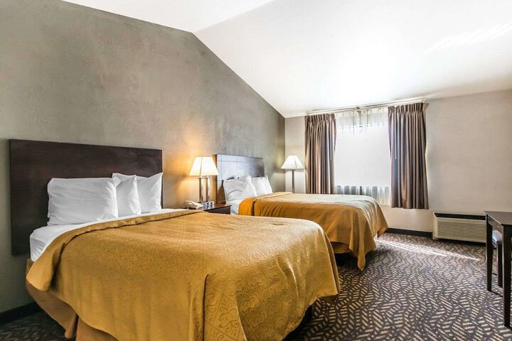 2 Double Beds Business Room Efficiency Upgrade (8 of 9)
