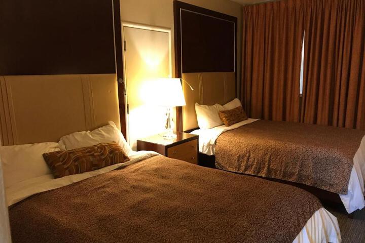 2 Queen Beds (8 of 10)
