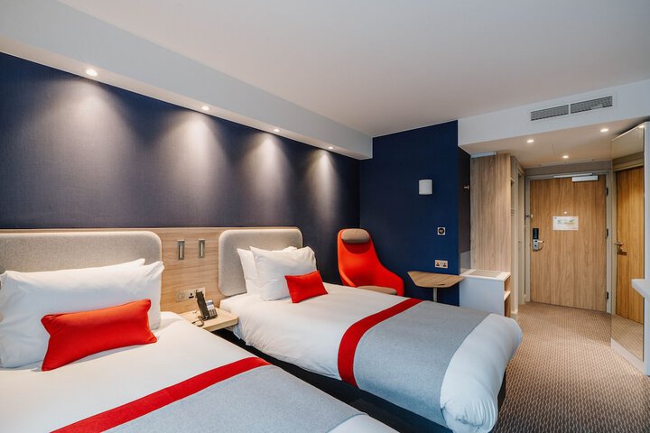 Room 7 of 32