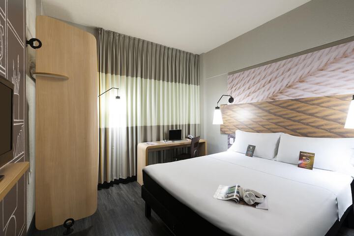 Room 10 of 37