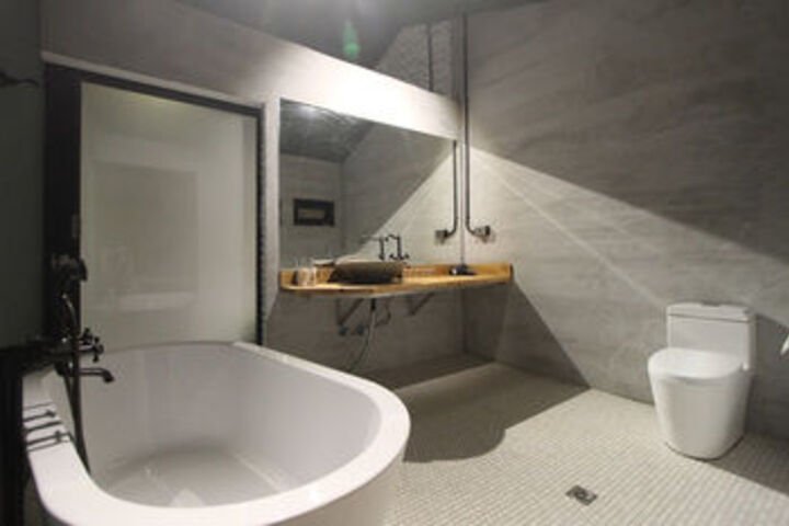 Room 4 of 16