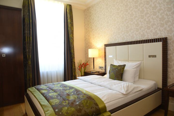 Room 10 of 40