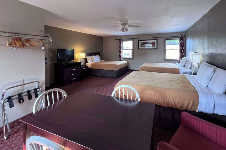 1 Queen Bed 2 Double Beds Suite (15 of 29)