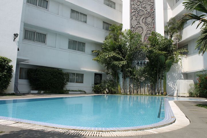 Hotel Pool