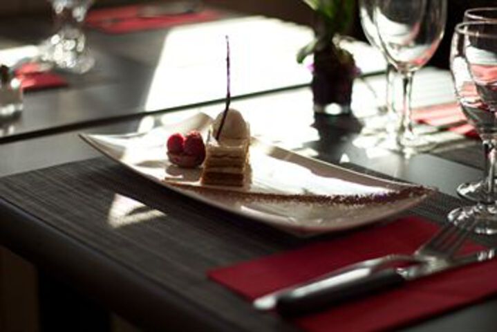 Dining 8 of 22