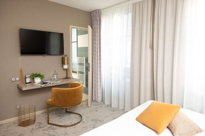 Room 8 of 34