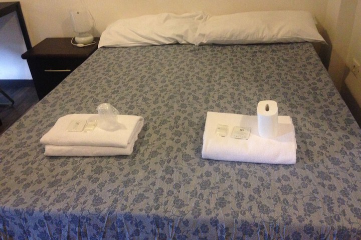 Room 7 of 32