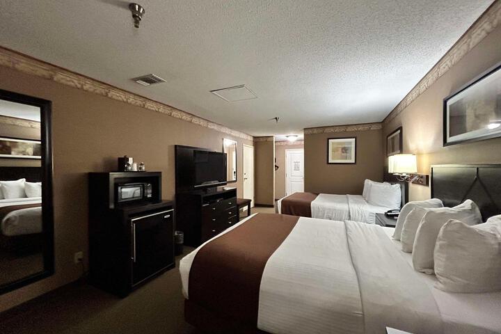 Accessible 1 Queen Accessible Walk in Shower Sofa Bed Microwave and Refrigerator WiFi Full Breakfast (15 of 16)