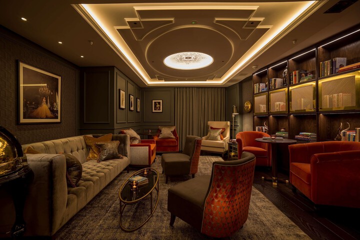 Lounge 48 of 49