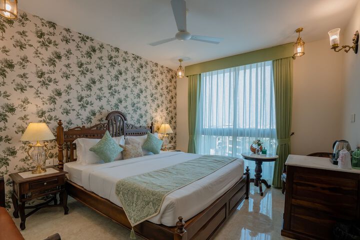 Room 13 of 28