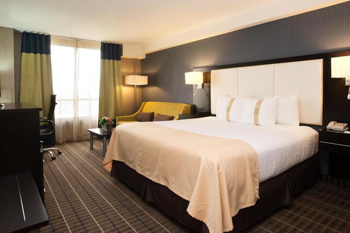 1 King Bed (5 of 8)