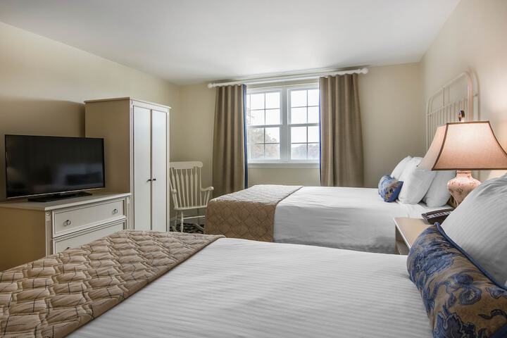 1 Queen Bed (2 of 13)
