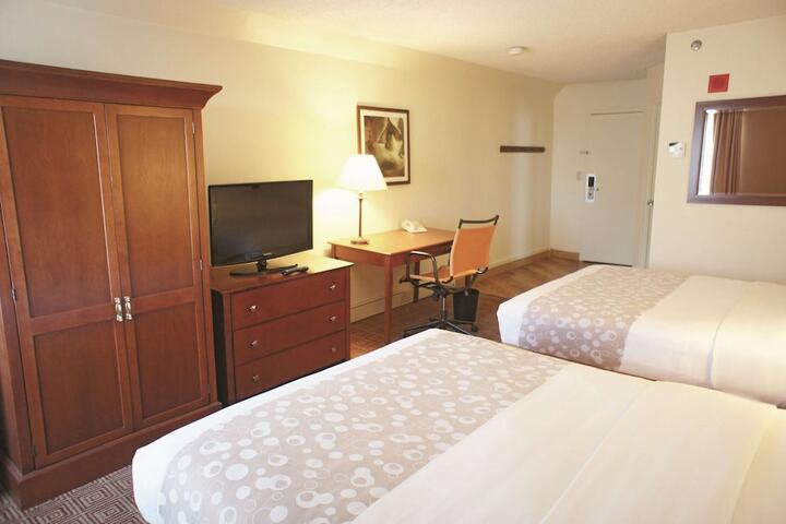 1 Queen Bed (15 of 19)
