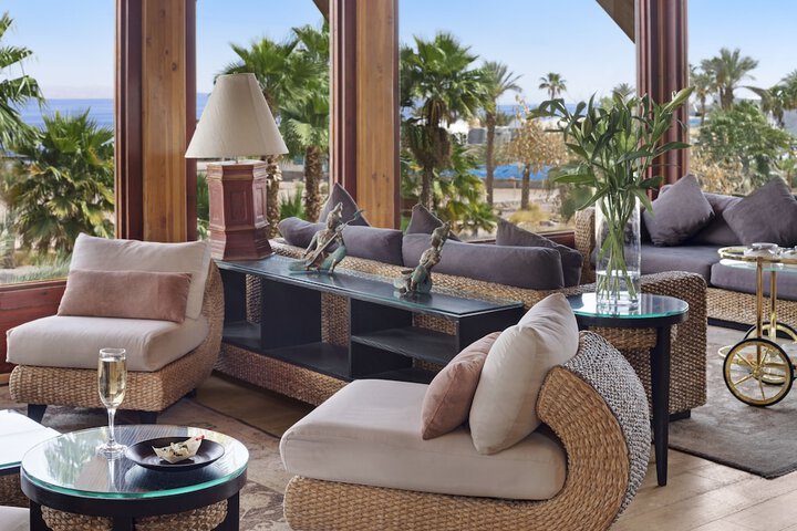 Lounge 78 of 90