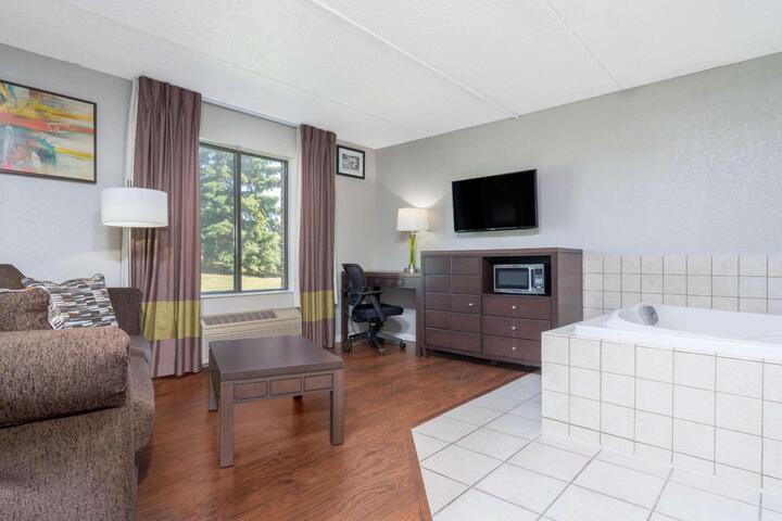 1 Queen Bed (3 of 14)