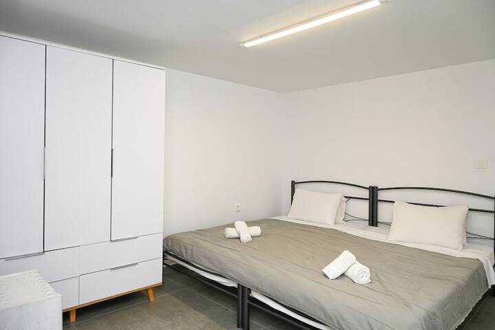 Room 4 of 10