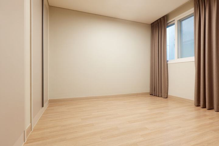 Room 5 of 120