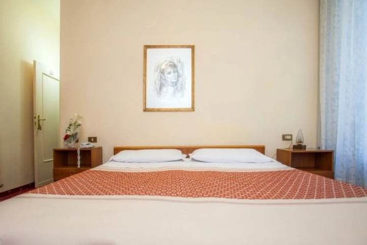 Room 5 of 8