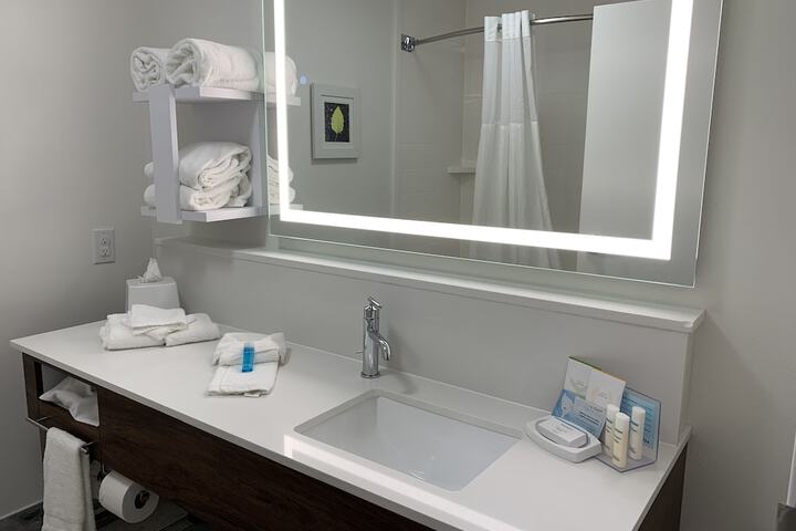 2 Queen Beds with Refrigerator, Microwave (3 of 6)