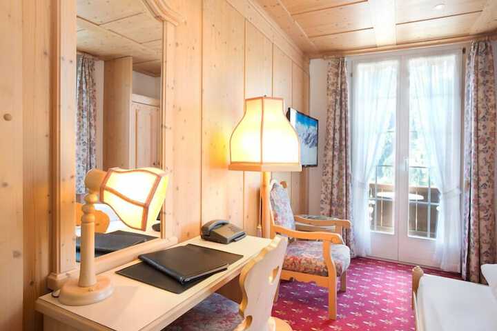 Room 6 of 65