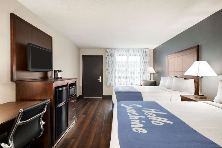 1 Queen Bed (6 of 6)