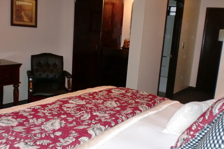 Deluxe King Bed Partial Lake View (6 of 48)