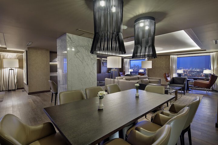 Lounge 198 of 243