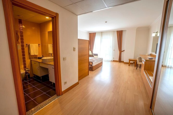 Room 32 of 172