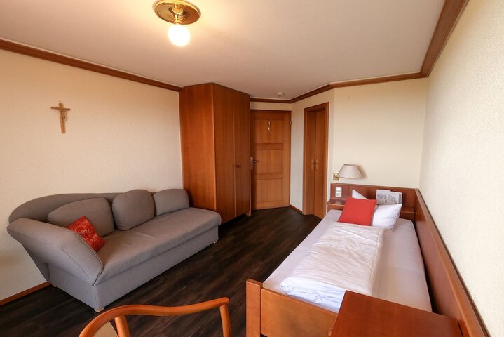Room 4 of 40