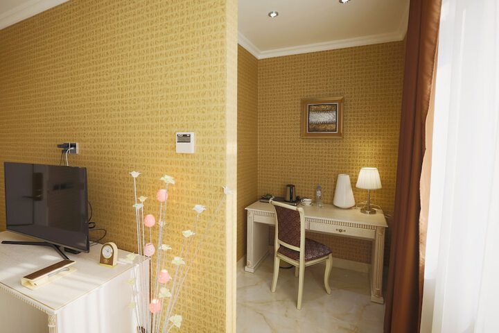 Room 5 of 102