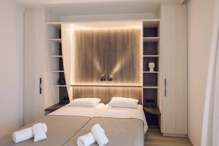 Room 32 of 62