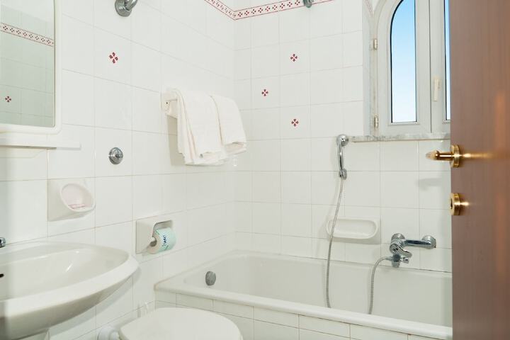 Room 33 of 111