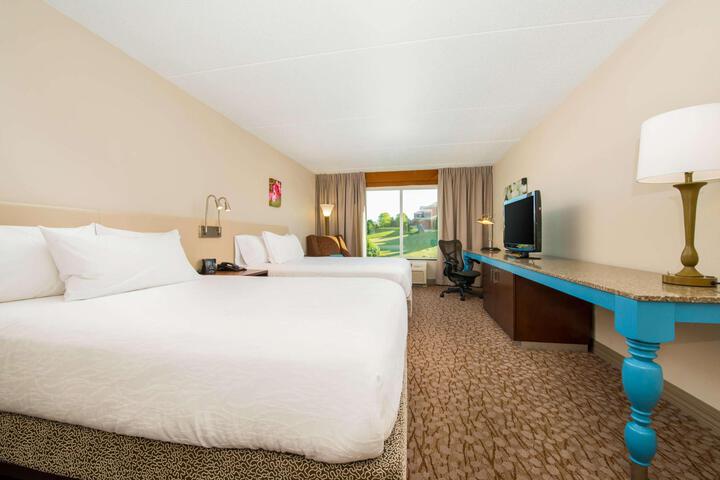 2 Queen Beds (3 of 8)