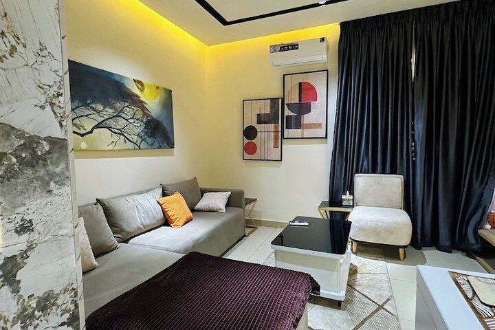 Room 8 of 33