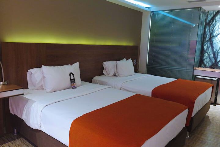 Room 13 of 83
