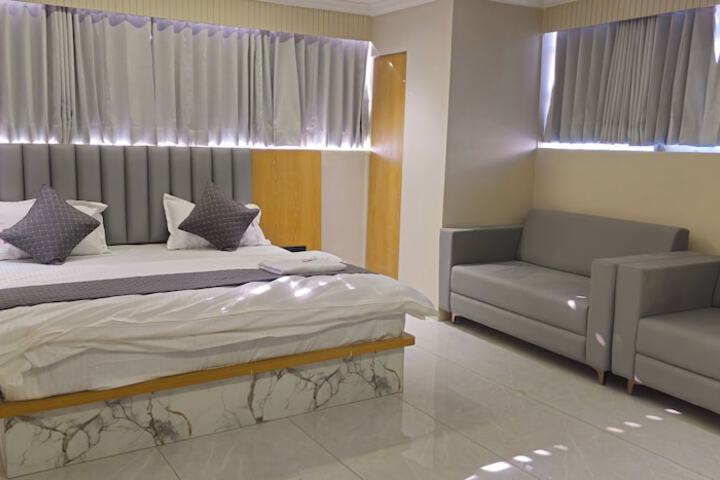 Room 9 of 33