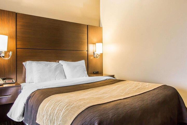 2 Queen Beds (7 of 8)