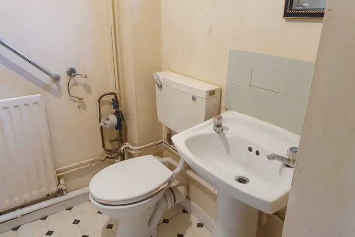 Room 6 of 15